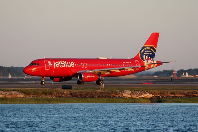 Airbus A320 (N615JB)