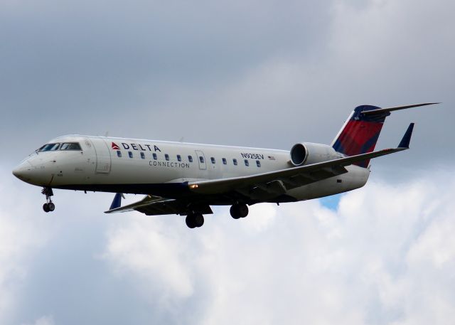 Canadair Regional Jet CRJ-200 (N925EV) - At Shreveport Regional. 2003 Bombardier CRJ-200ER (CL-600-2B19)