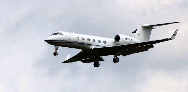 Gulfstream Aerospace Gulfstream IV (N899FS) - On short final is this 2015 Gulfstream 450 the Summer of 2022.