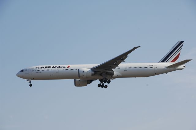 BOEING 777-300 (F-GSQA) - Final Approach to Narita Intl Airport R/W34L on 2010/1/3