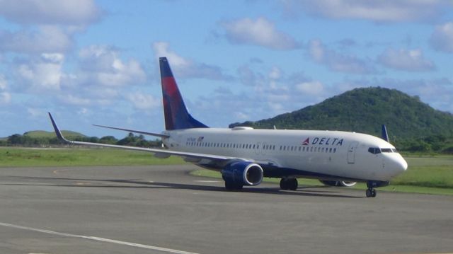 Boeing 737-800 (N377DE)