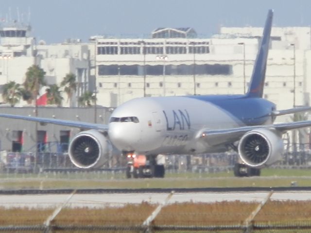 BOEING 777-200LR (N776LA)