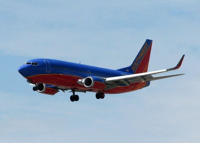 BOEING 737-300 (N650SW) - Another rare shot! A Southwest Airlines 737 landing at Love Field. Yeah right!