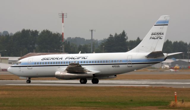 Boeing 737-200 (N703S)