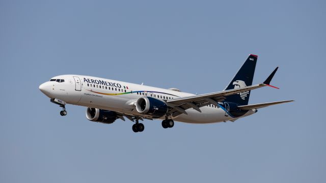 Boeing 737-700 (XA-MAQ) - Boeing 737-8 Maxbr /Aeromexico (Pride Livery - "Volamos con orgullo" (We fly with pride)br /On Approach into KLAX airport.