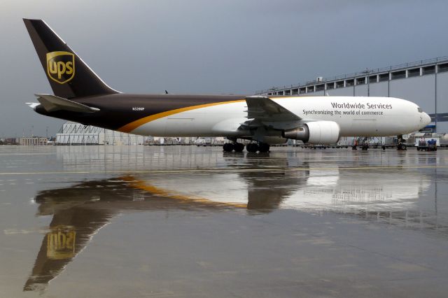 BOEING 767-300 (N320UP)