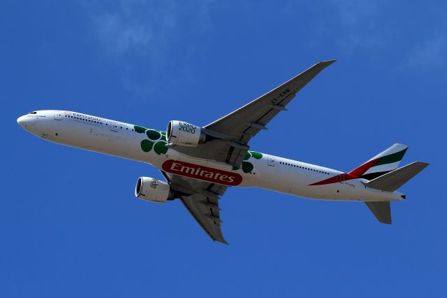 BOEING 777-300 (A6-ENB)