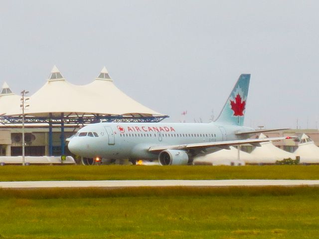 Airbus A319 (C-FYKC) - Taxi to runway 09 en route to Montreal