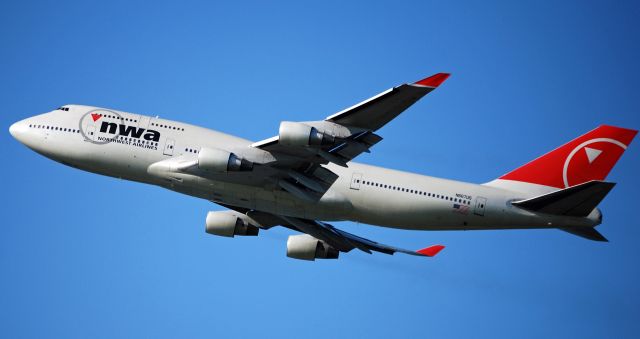 Boeing 747-400 (N667US) - Northwest Airlines Boeing 747-451 Taking Off From Portland International Airport.