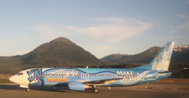 BOEING 737-400 (N706AS) - Caught this one on a stop over in Juneau,AK.