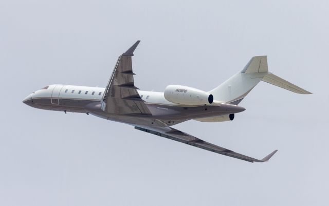 Bombardier Global Express (N211PB)