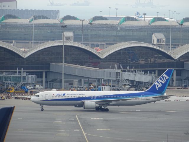 BOEING 767-300 (JA611A)