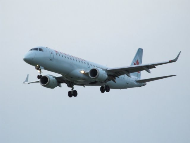 Embraer ERJ-190 (C-FHNV)