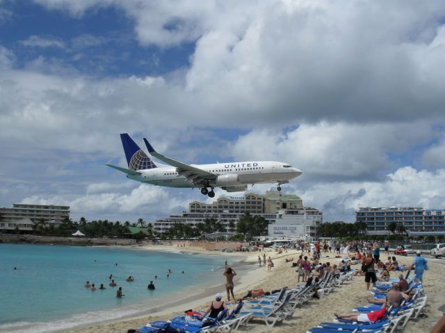 Boeing 737-700 (N39728)