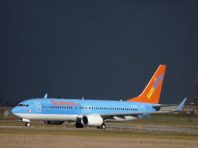 Boeing 737-800 (C-FLZR)