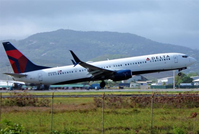 Boeing 737-900 (N850DN)
