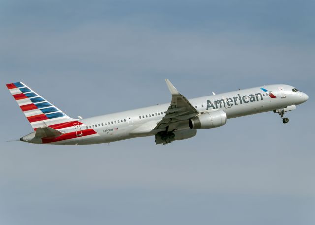 Boeing 757-200 (N206UW)