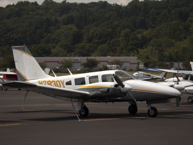 Piper Seneca (N2930Y)