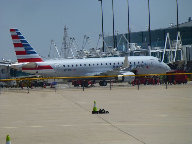 Embraer 170/175 (N225NN)