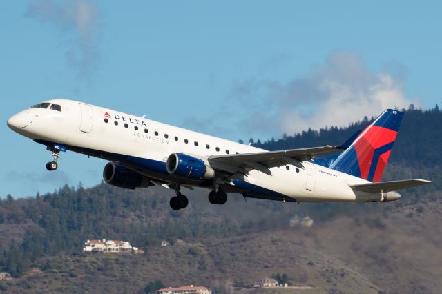 Embraer 175 (N612CZ)