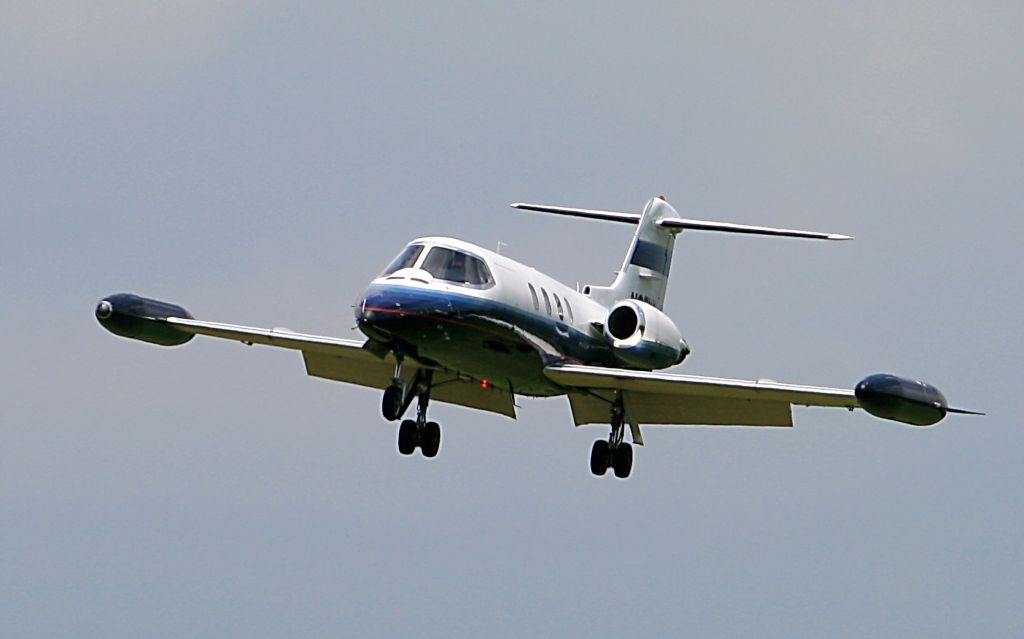 Learjet 25 (N25NY) - 1980 Learjet 25 on final