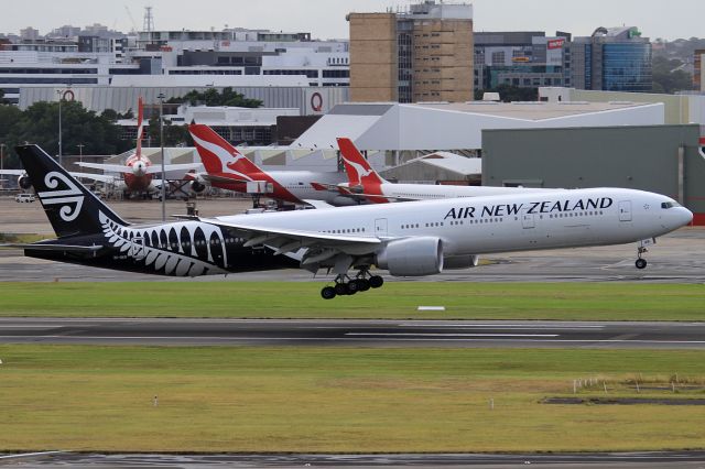 BOEING 777-300ER (ZK-OKR)