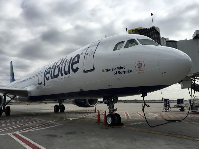 Airbus A321 (N992JB)