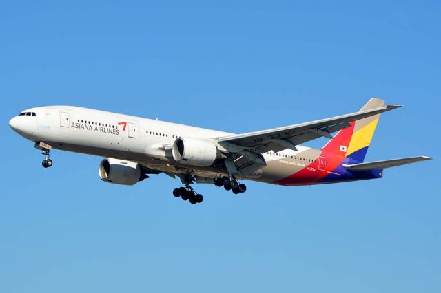 Boeing 777-200 (HL7732) - Asiana Airlines Boeing 777-28EER HL7732 at KAX on January 19, 2015. It first flew on May 20, 2004. Its construction number is 29174. It was delivered to Asiana Airlines on May 27, 2004. 