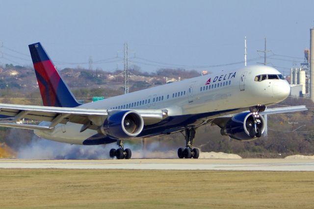 Boeing 757-200 (N682DA) - 22 arrival.