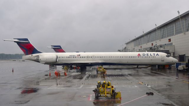 McDonnell Douglas MD-90 (N901DA) - Delta McDonnell Douglas MD-90-30 N901DA in Detroit 