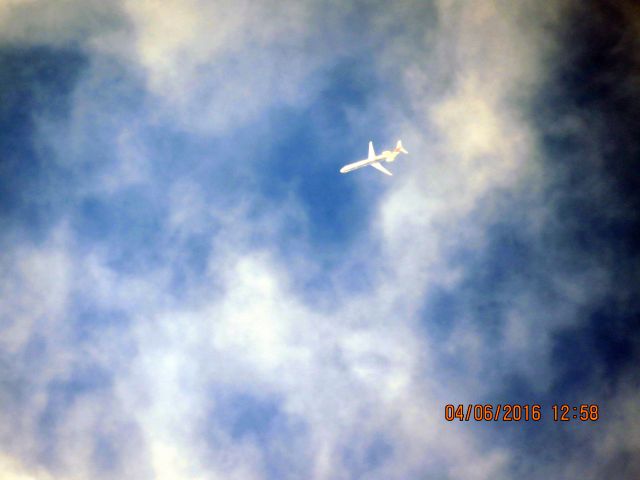 McDonnell Douglas MD-90 (N930DN)