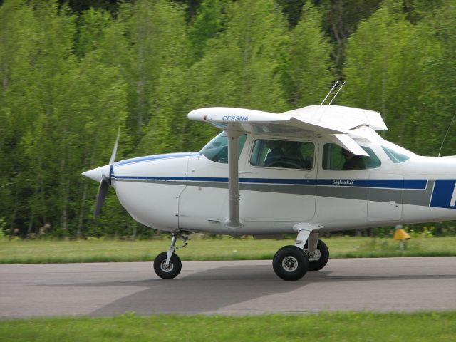 Cessna Skyhawk (N5093R) - Rolling out