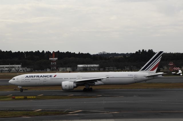 BOEING 777-300 (F-GSQR) - Taxing at Narita Intl Airport on 2016/11/16