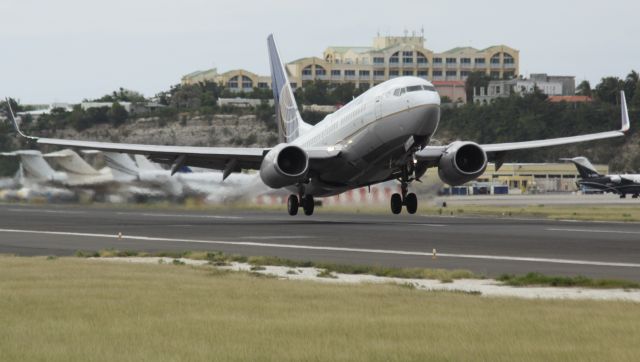 Boeing 737-700 (N24715)