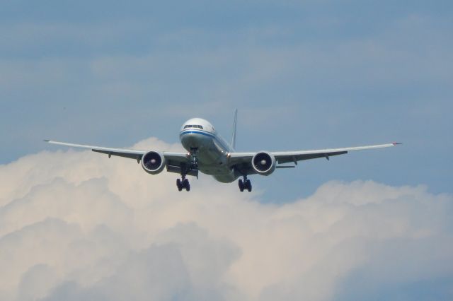 BOEING 777-300ER (B-2046)