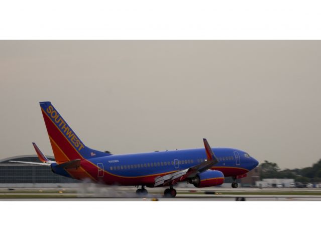 Boeing 737-700 (N419WN) - Very smooth touch down.
