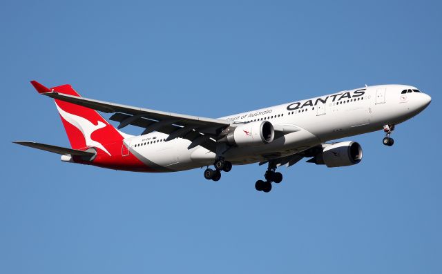 Airbus A330-200 (VH-EBP) - Short Final to Rwy 25-Silver Roo Livery