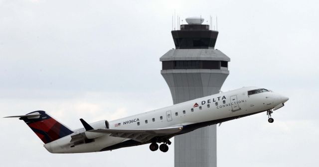 Canadair Regional Jet CRJ-200 (N936CA) - The Bombardier CRJ-200 taking off.