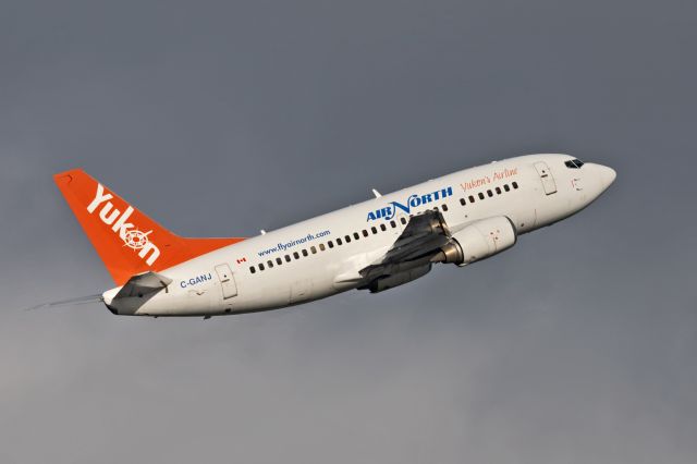 Boeing 737-500 (C-GANJ)