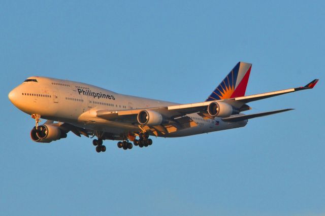 Boeing 747-200 (PRC7472) - Philippine Airlines heavy on a evening approach to 28L at SFO.
