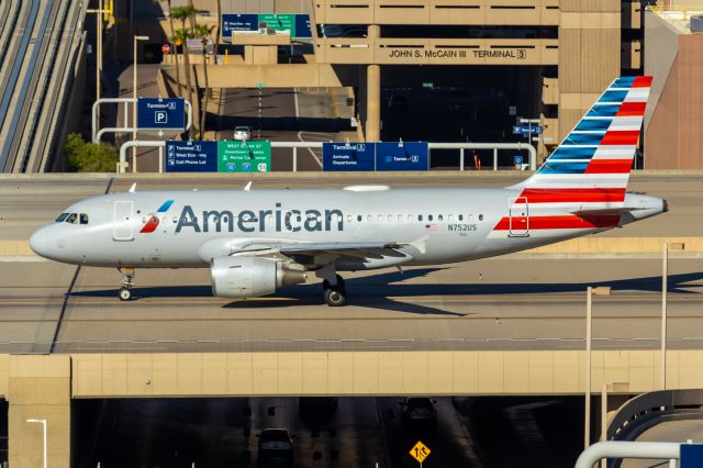 Airbus A319 (N752US) - American Airlines A319 taxiing at PHX on 9/17/22. Taken with a Canon 850D and a Canon EF 70-200mm f/2.8L IS II USM lens. 