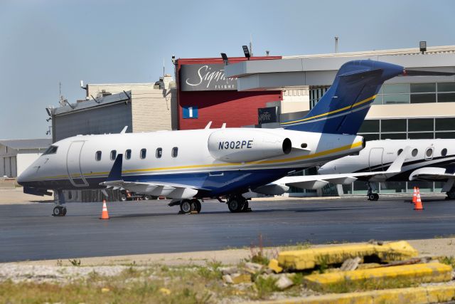 Bombardier Challenger 300 (N302PE)