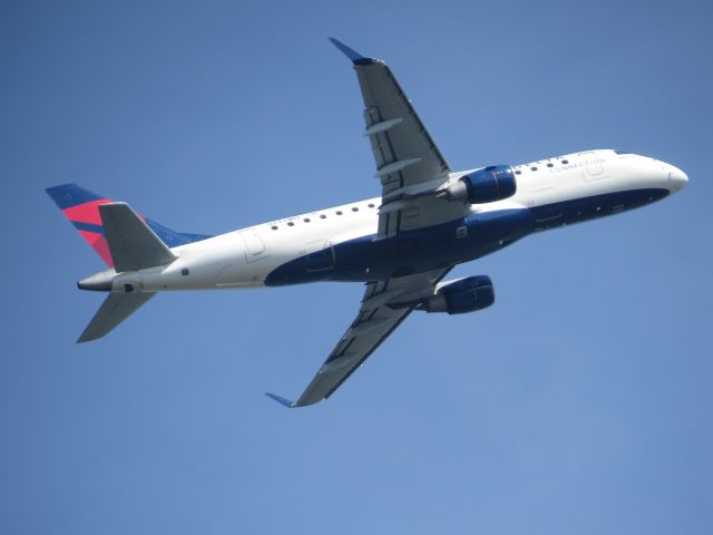 Embraer 170/175 (N824MD) - Climbout of Ronald Reagan National- DCA Mar 24, 2016 