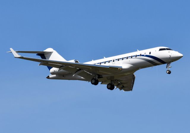Bombardier Global 5000 (N240WL)