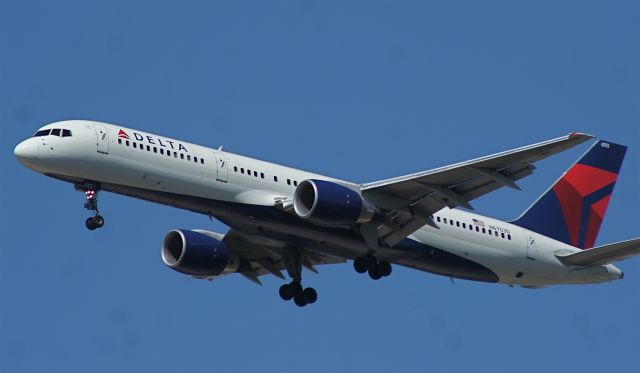 Boeing 757-200 (N6703D)