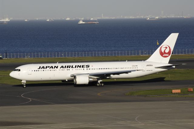 BOEING 767-300 (JA658J) - Taxing at Haneda Intl Airport on 2012/10/01