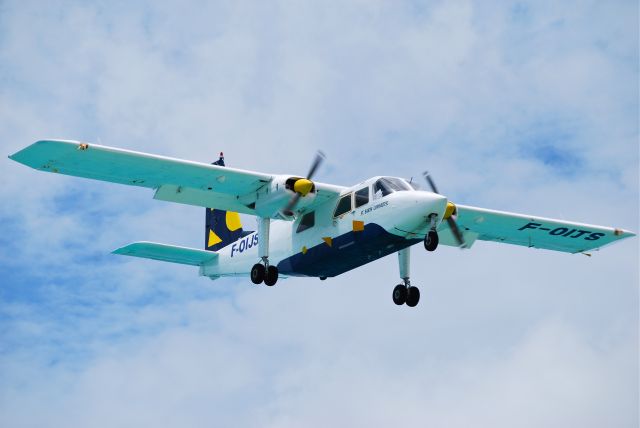 ROMAERO Islander (F-OIJS) - look at the turquoise water on the bottom of the wings!!!