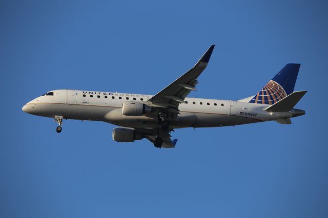 EMBRAER 175 (long wing) (N130SY)