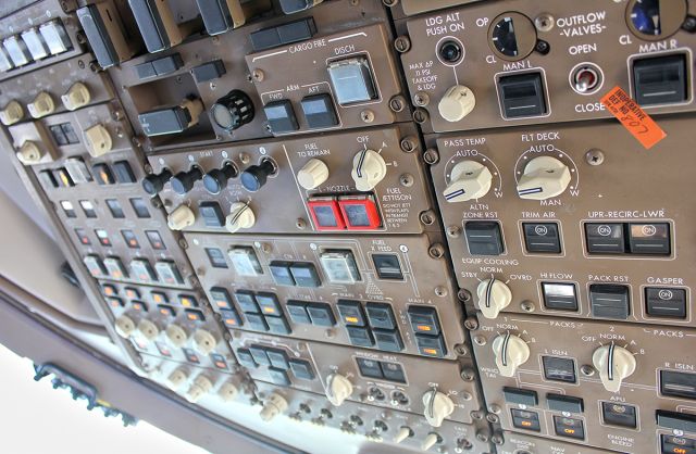 Boeing 747-400 (UAL892) - Overhead.