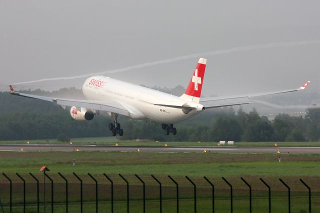 Airbus A330-300 (HB-JHD)